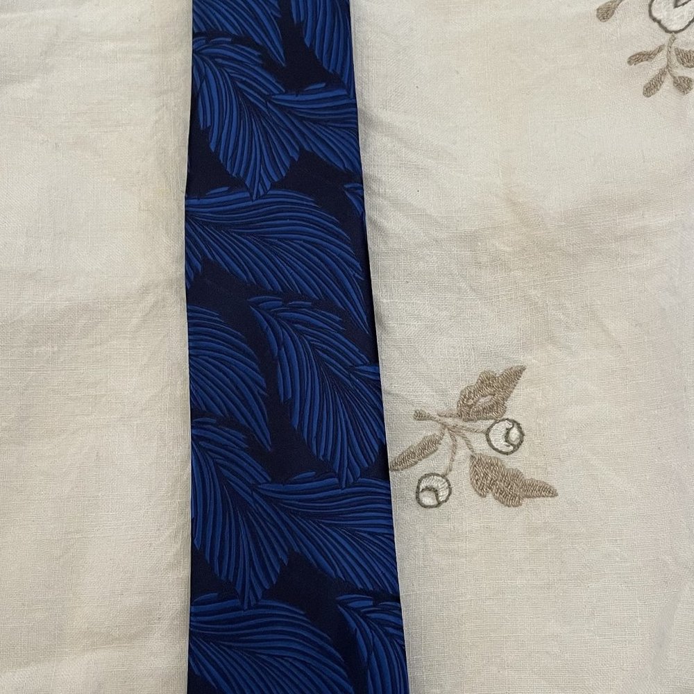 Binochepaul men's blue elegant silk tie, new with tags, nice tie